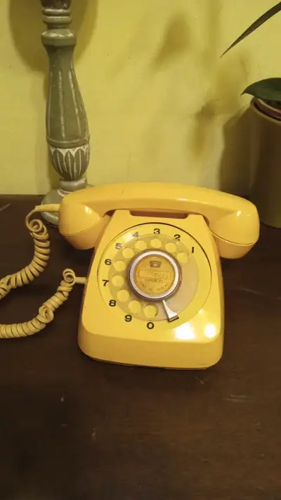 Teléfono antiguo de disco amarillo vintage - miniatura 2