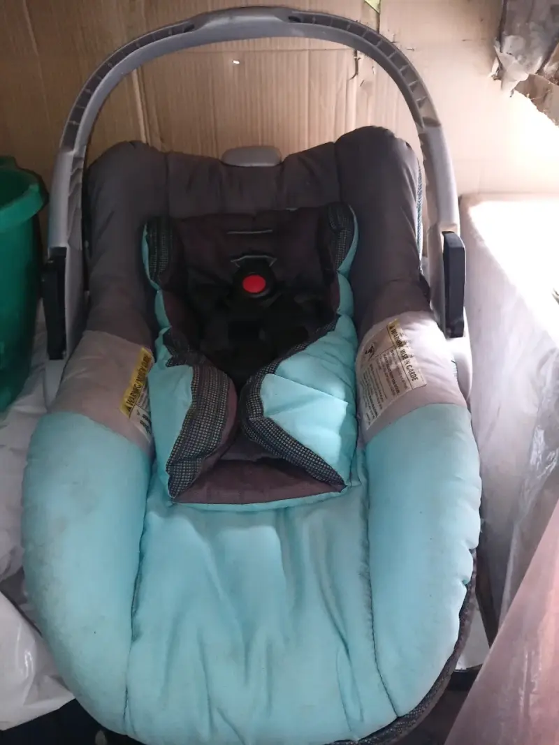 Silla de auto para bebé color celeste y gris