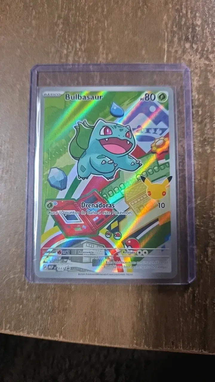Carta Pokémon Bulbasaur holográfica en funda prot - 1