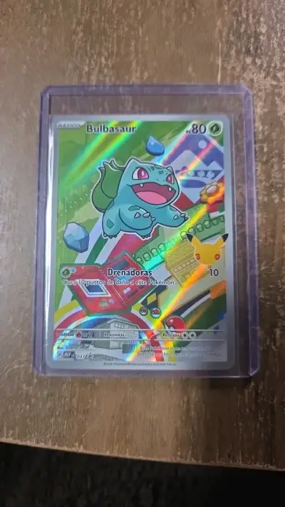Carta Pokémon Bulbasaur holográfica en funda prot - miniatura 1
