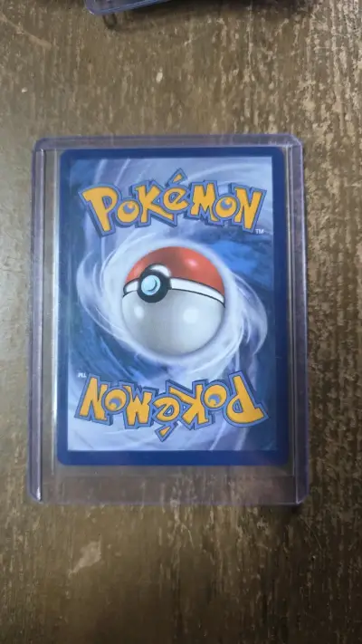 Carta Pokémon Bulbasaur holográfica en funda prot - miniatura 2