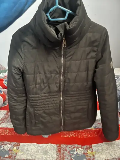 Chaqueta acolchada negra para mujer - miniatura 1