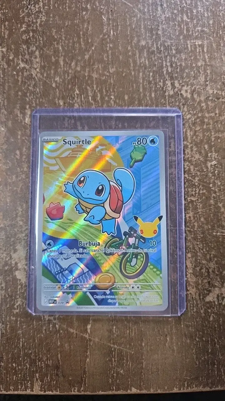 Carta Pokémon Squirtle holográfica en funda protectora - 1