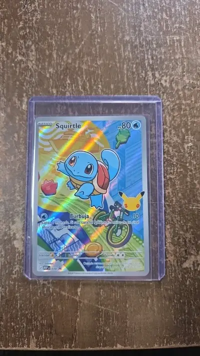 Carta Pokémon Squirtle holográfica en funda protectora - miniatura 1