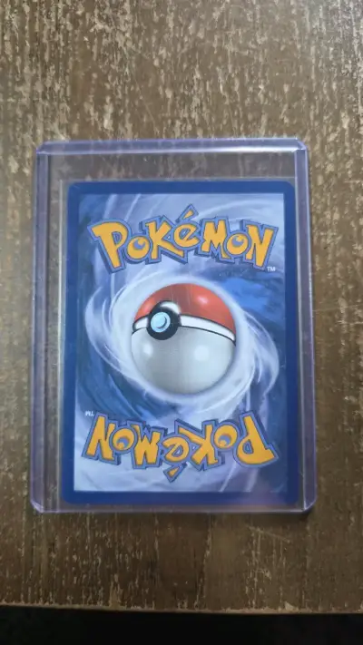 Carta Pokémon Squirtle holográfica en funda protectora - miniatura 2