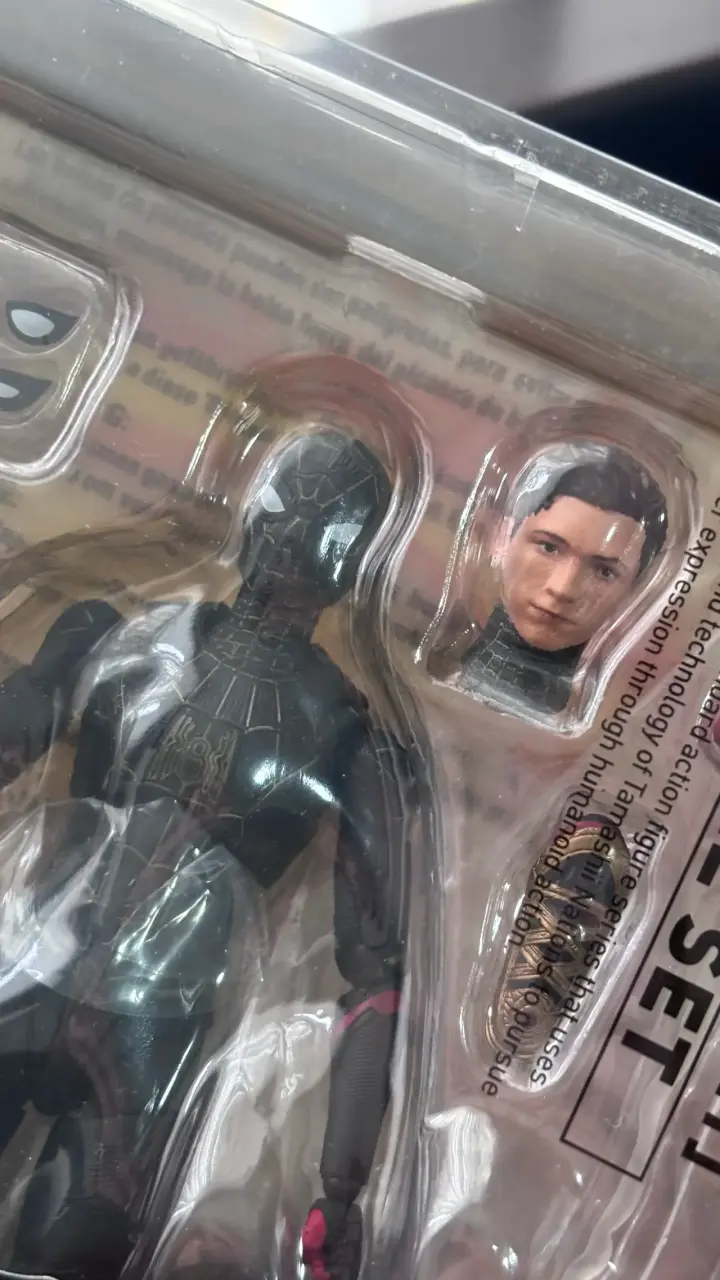 Figura de acción Spider-Man Black & Gold Suit - 3