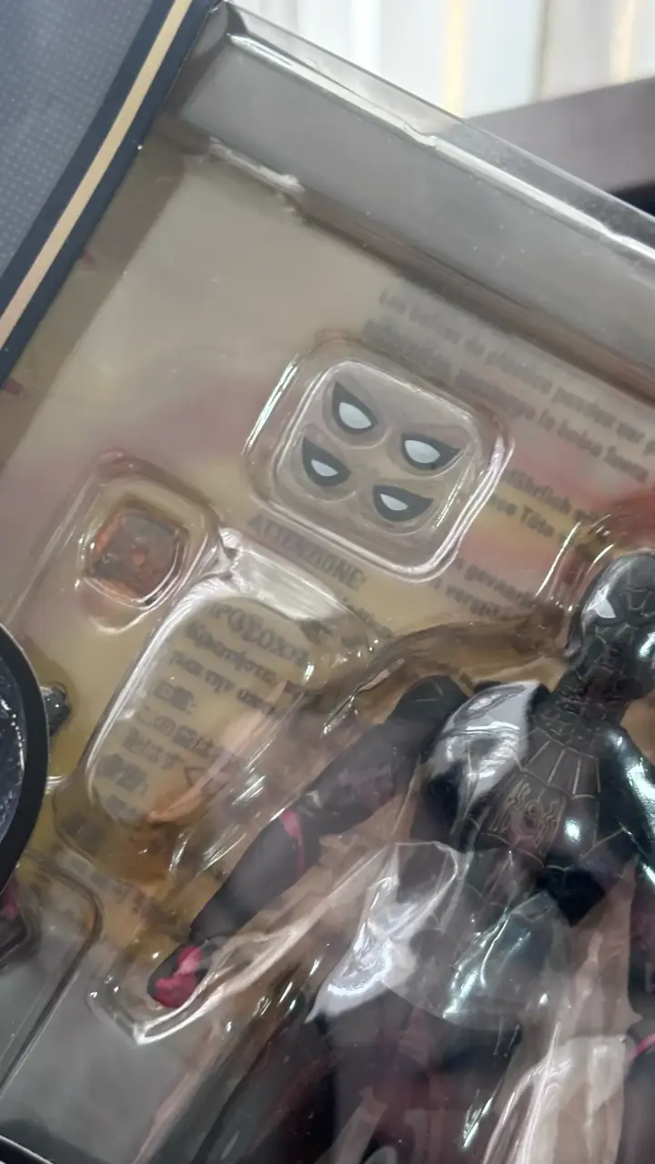 Figura de acción Spider-Man Black & Gold Suit - 4
