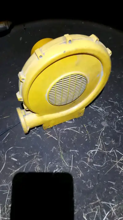 Soplador de aire amarillo para inflables - miniatura 1