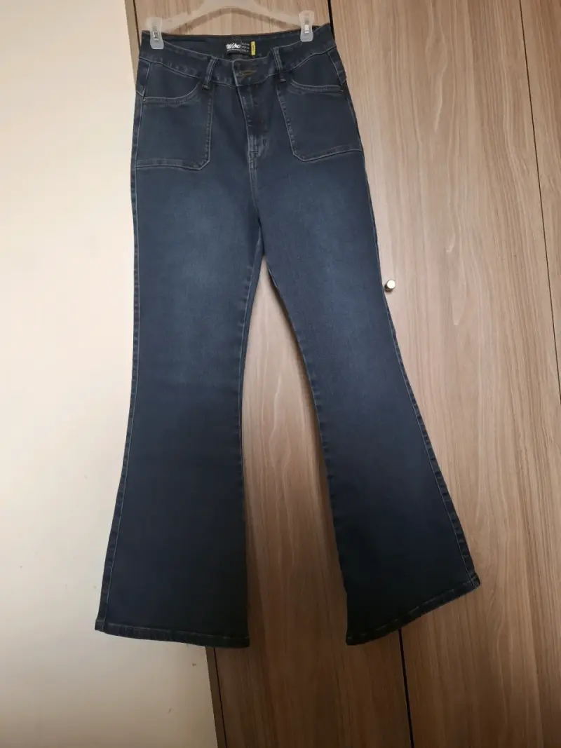 Jeans acampanados de mezclilla azul para mujer