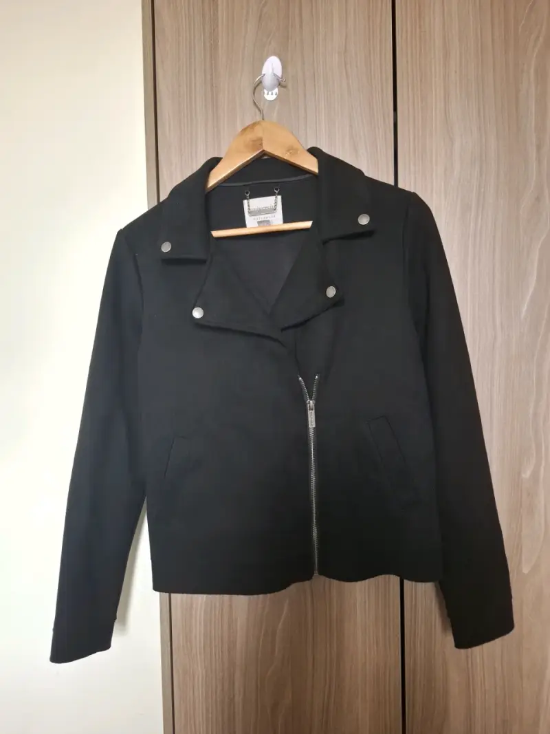 Chaqueta negra de mujer con cierre metálico