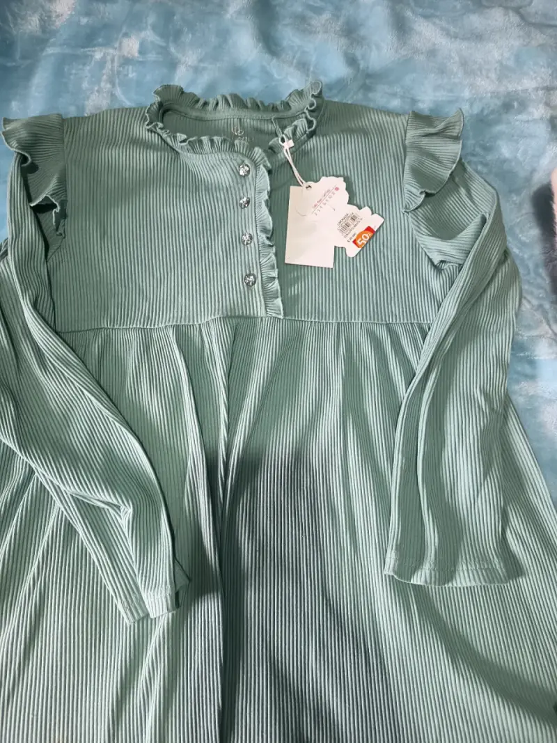 Vestido verde con volantes para niña