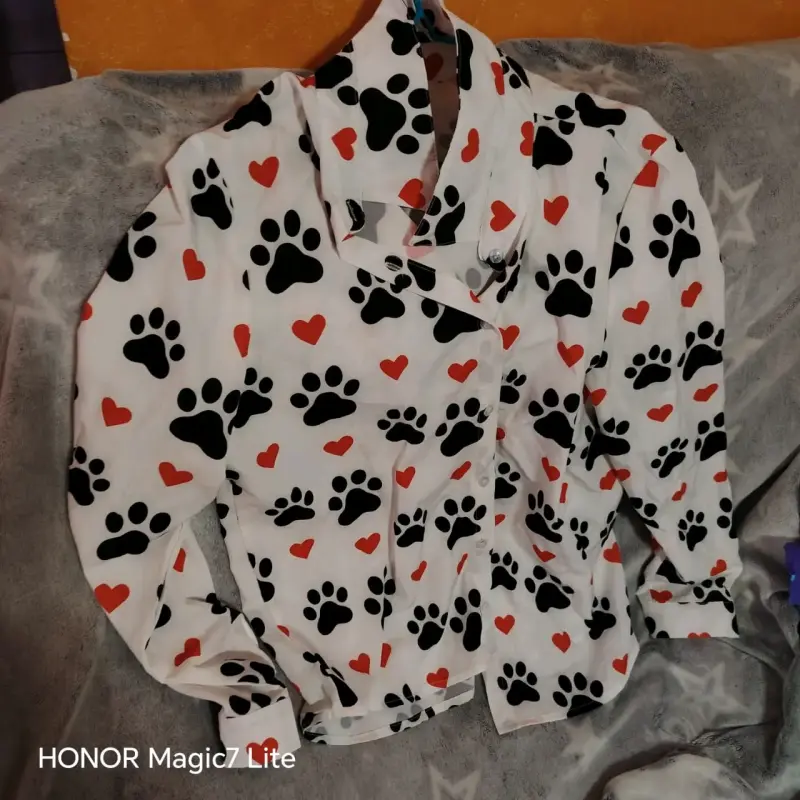 Chaqueta estampada con huellas y corazones - 1