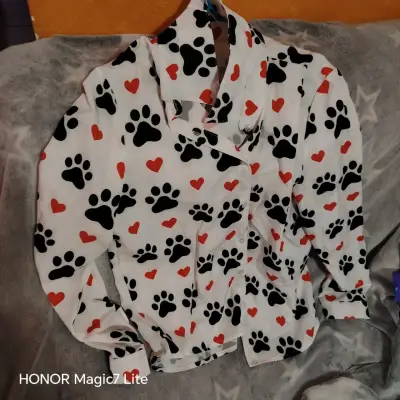Chaqueta estampada con huellas y corazones - miniatura 1