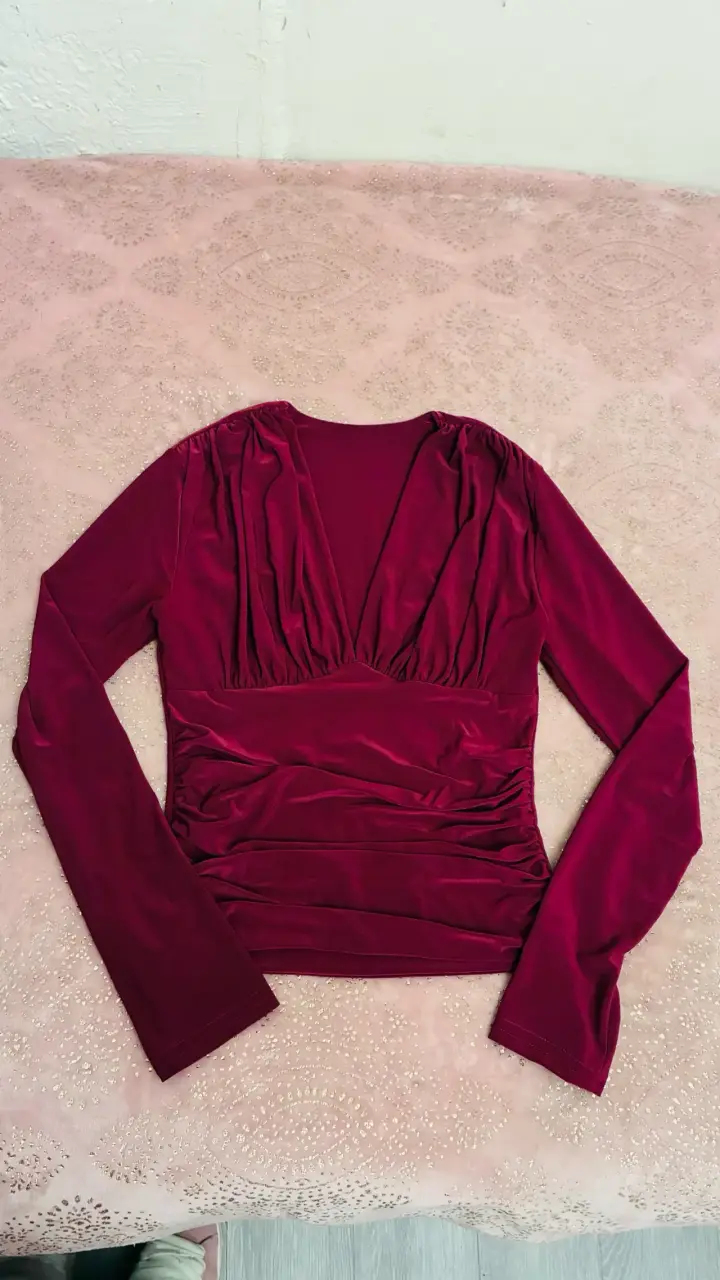 Blusa burdeos con escote en V