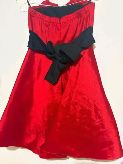 Vestido de fiesta rojo con cinturón negro talla s - miniatura 2