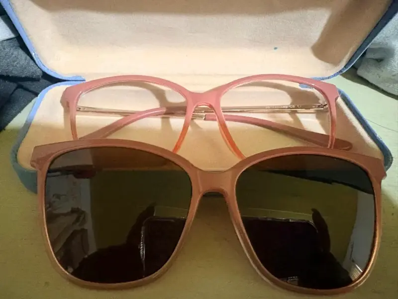 Gafas de sol y lentes ópticos rosados con estuche - 1