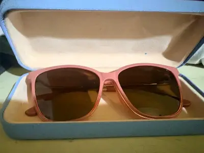 Gafas de sol y lentes ópticos rosados con estuche - miniatura 2