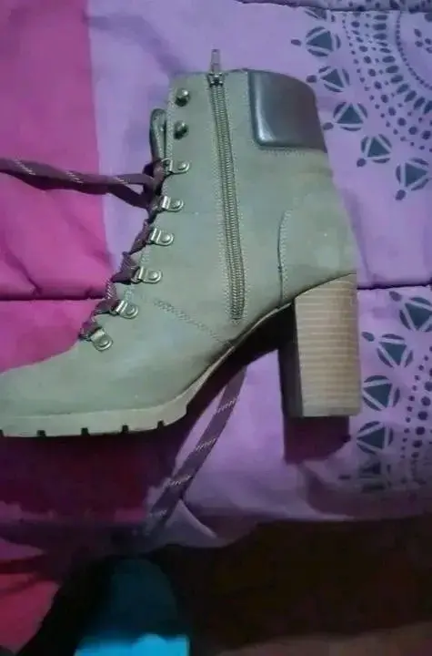 Botines de tacón alto color beige con cierre lateral