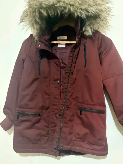 Parka burdeo con capucha de piel sintética H&M - miniatura 1