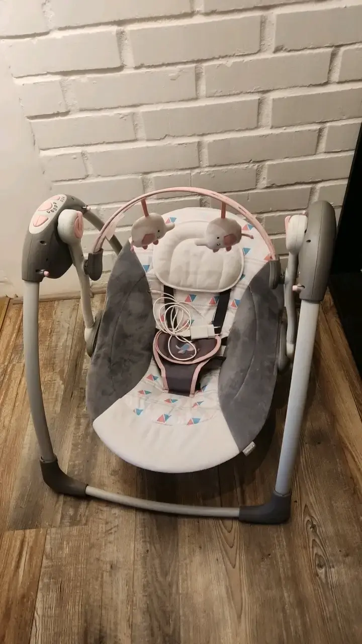 Columpio eléctrico para bebé con juguetes colgantes - 1