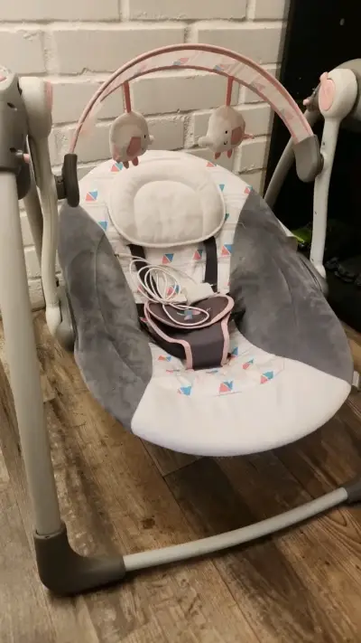 Columpio eléctrico para bebé con juguetes colgantes - miniatura 2