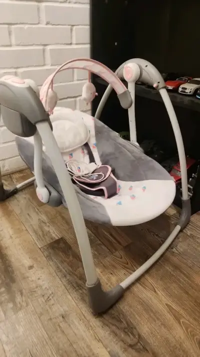 Columpio eléctrico para bebé con juguetes colgantes - miniatura 3