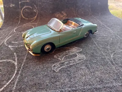Auto de colección vintage verde convertible - miniatura 1