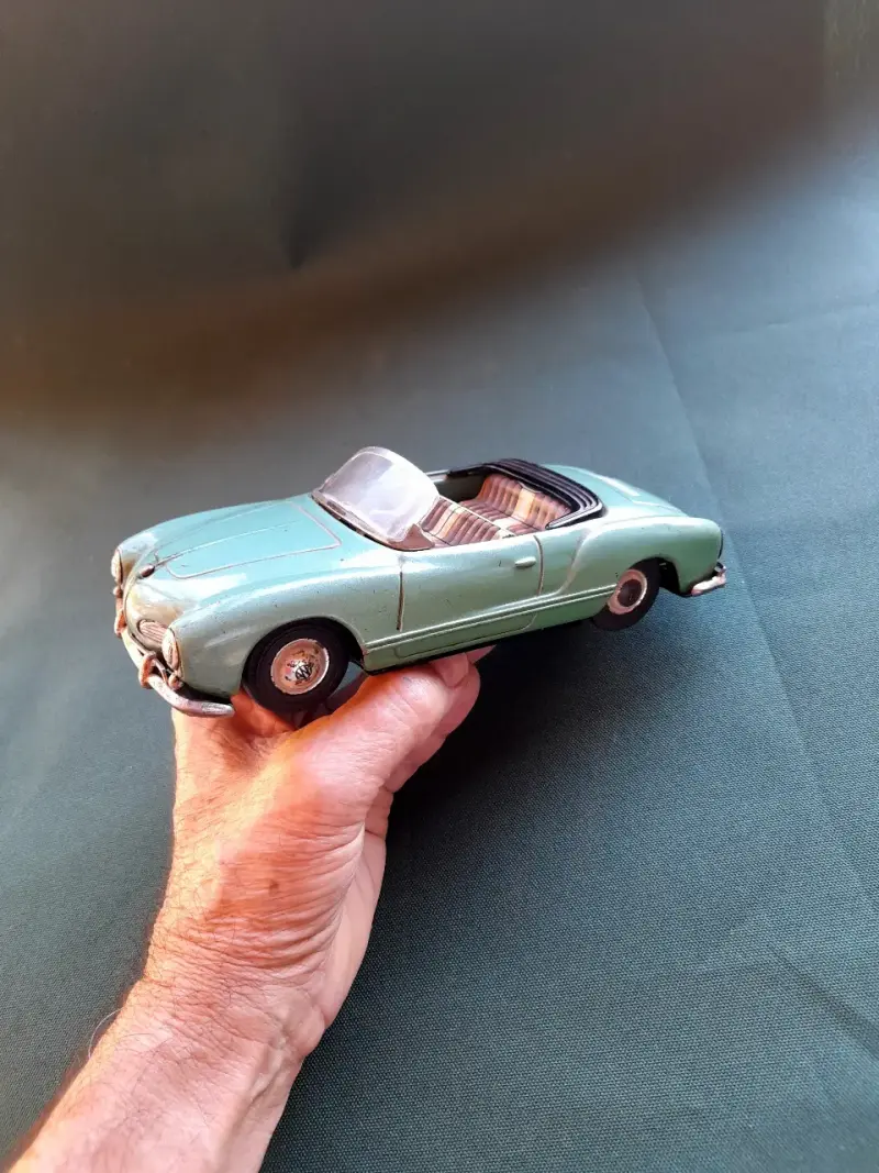 Auto de colección vintage verde convertible - 3