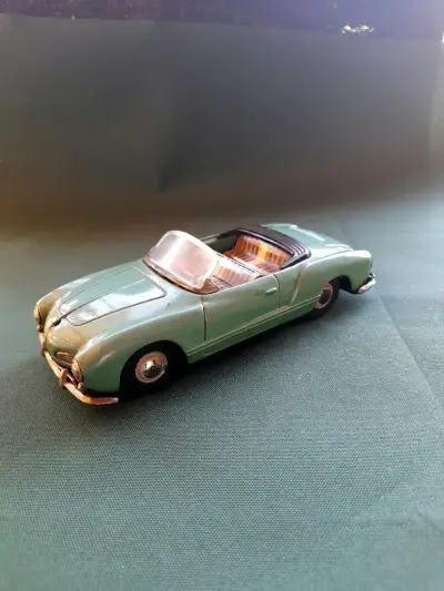 Auto de colección vintage verde convertible - miniatura 5