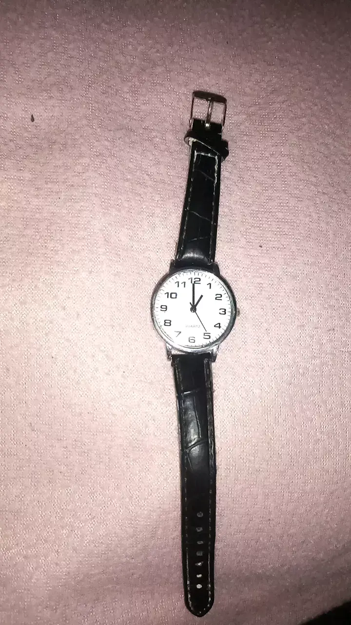 Reloj de pulsera clásico con correa negra - 1