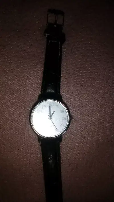Reloj de pulsera clásico con correa negra - miniatura 2