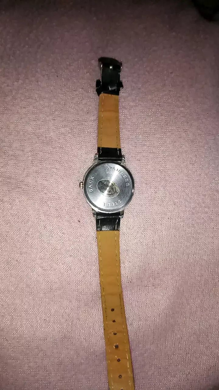 Reloj de pulsera clásico con correa negra - 4