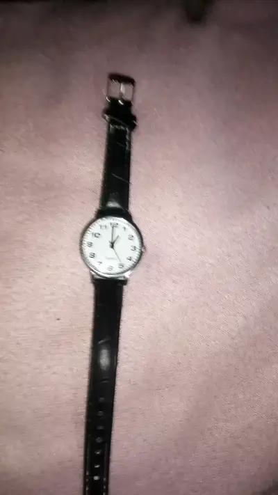 Reloj de pulsera clásico con correa negra - miniatura 5