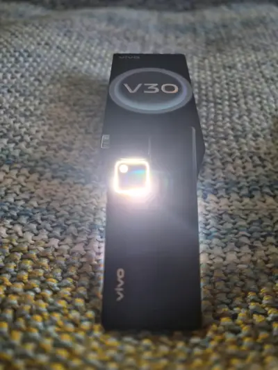 Smartphone Vivo V30 con pantalla AMOLED - miniatura 3