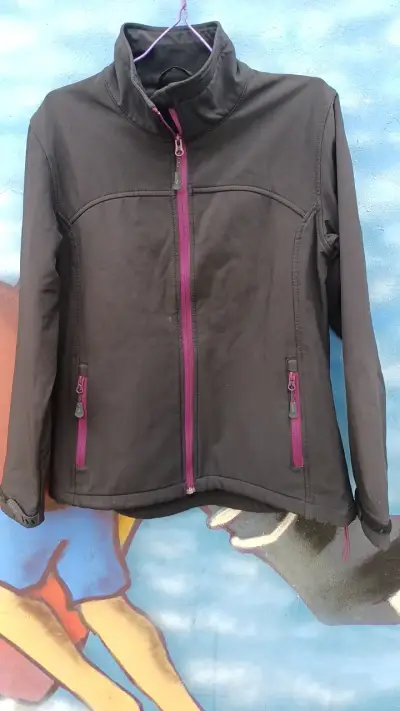Chaqueta softshell negra con cierre morado - miniatura 1