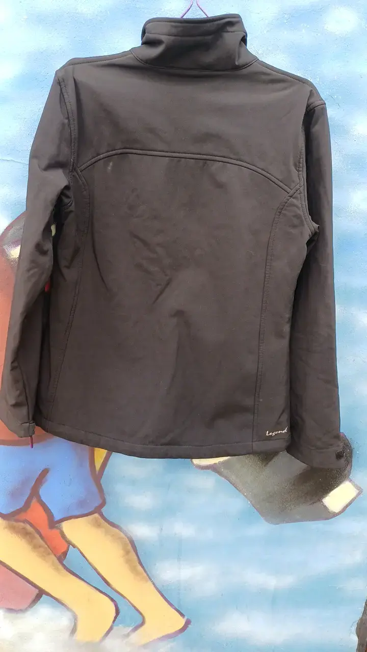 Chaqueta softshell negra con cierre morado - 2