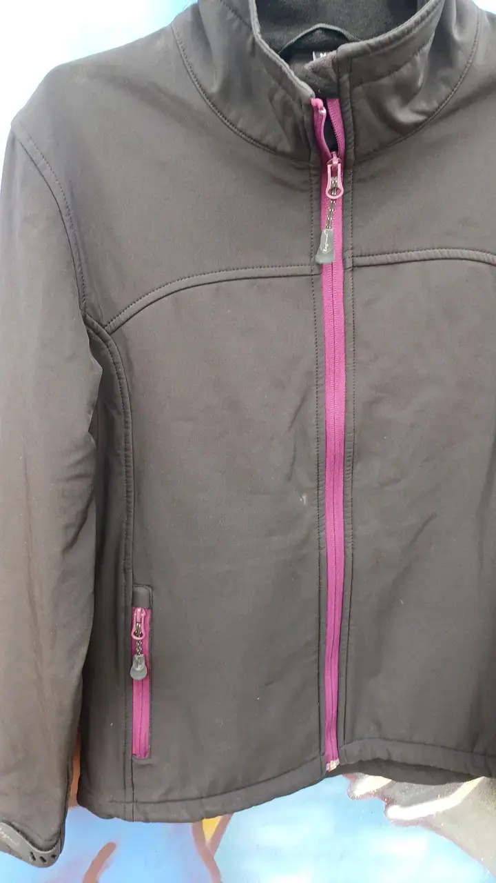 Chaqueta softshell negra con cierre morado - 6