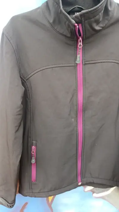 Chaqueta softshell negra con cierre morado - miniatura 6