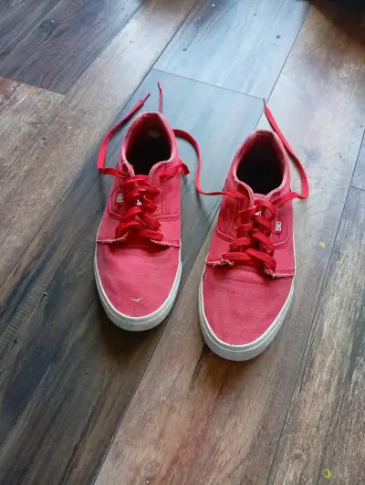Zapatillas urbanas rojas con cordones - miniatura 1