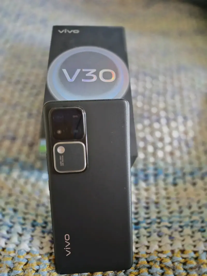 Smartphone Vivo V30 con cámara avanzada - 1