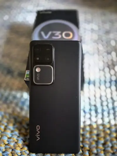 Smartphone Vivo V30 con cámara avanzada - miniatura 2