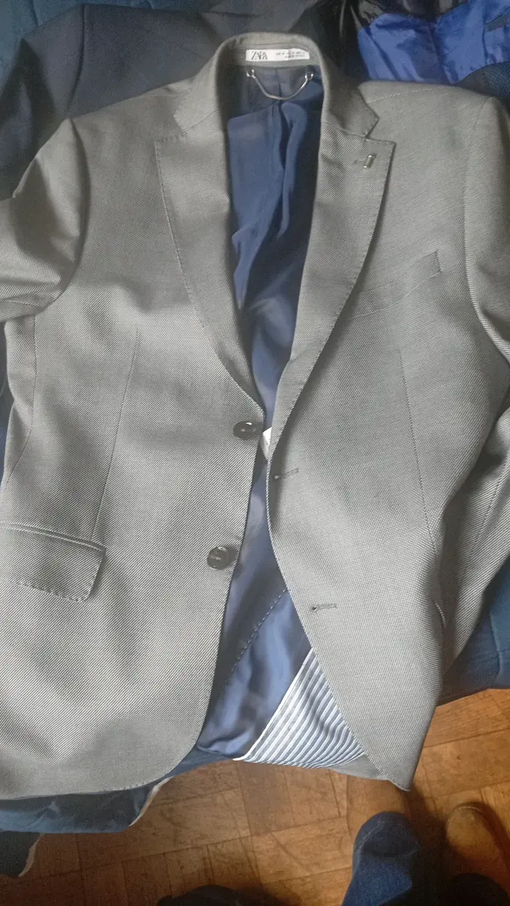Elegante blazer gris para hombre Zara