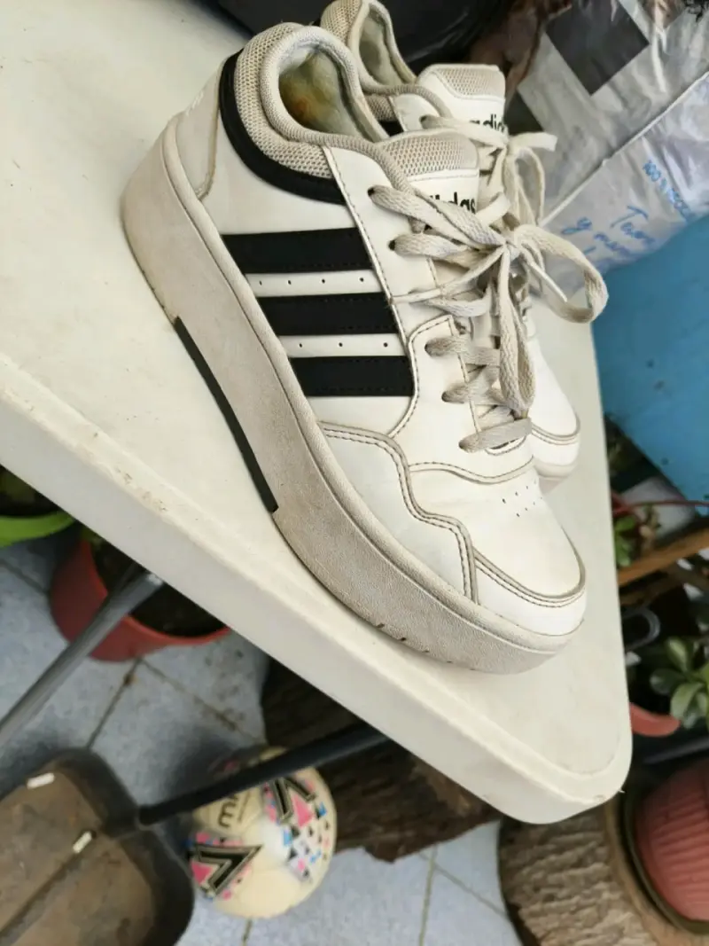 Zapatillas deportivas blancas con rayas negras - 1