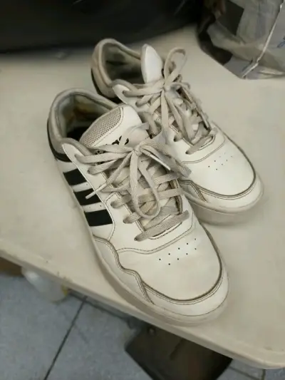 Zapatillas deportivas blancas con rayas negras - miniatura 2