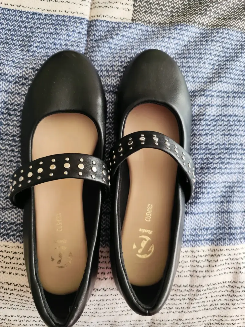 Zapatos de niña negros con tachas