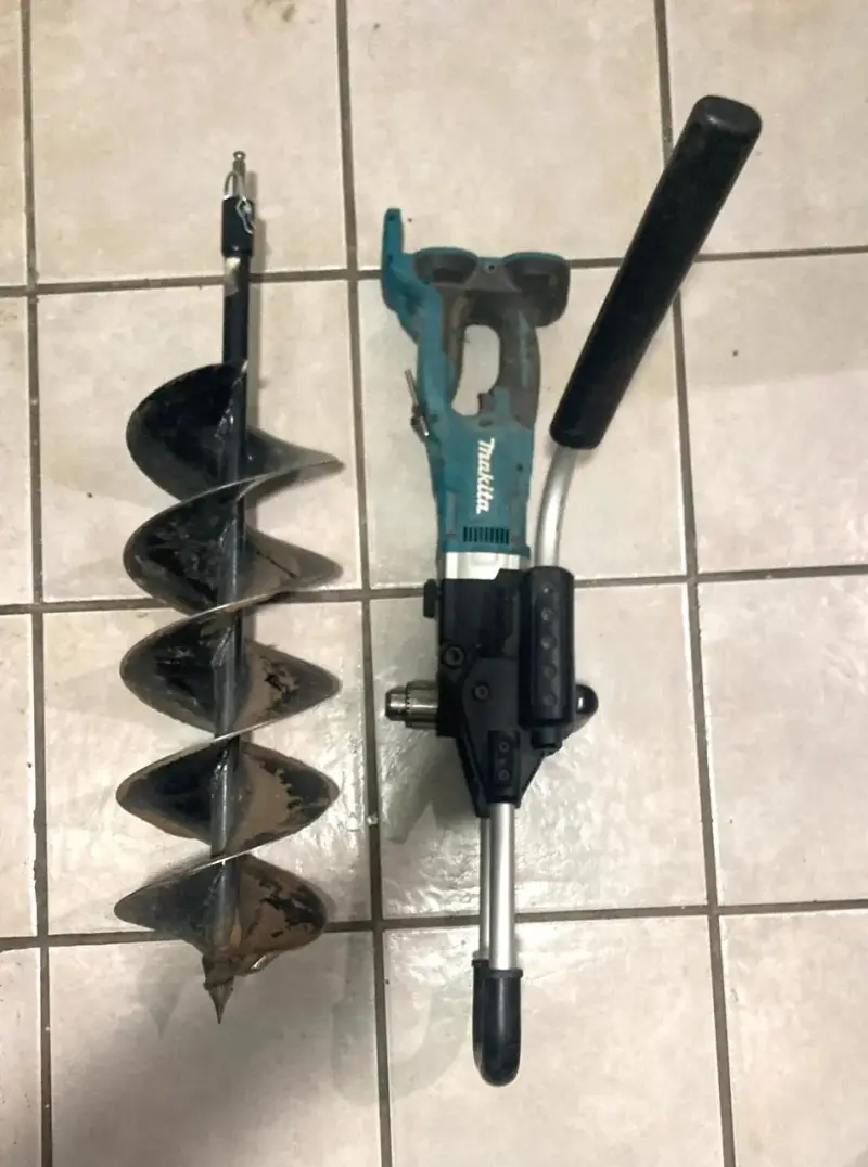 Ahoyadora eléctrica Makita con broca grande