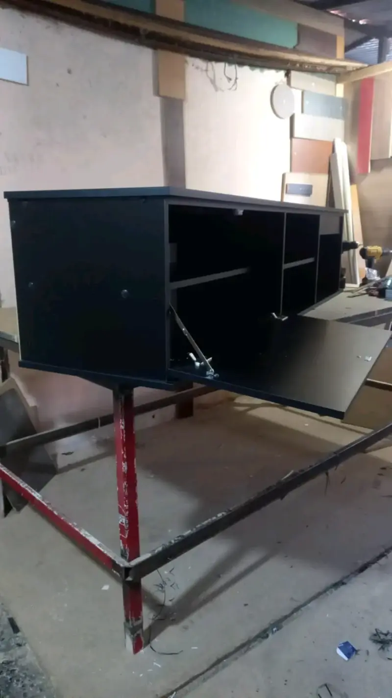 Mueble de TV negro con compartimentos - 1