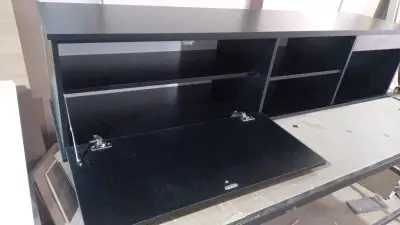 Mueble de TV negro con compartimentos - miniatura 2