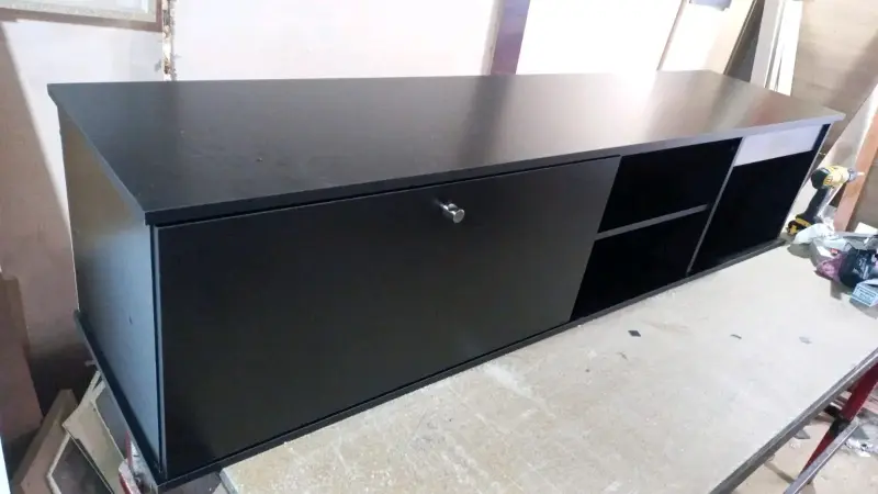Mueble de TV negro con compartimentos - 3