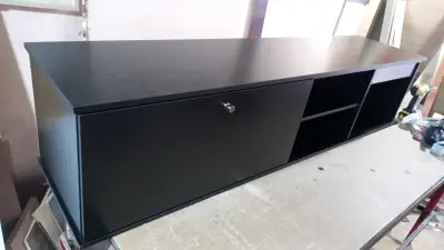 Mueble de TV negro con compartimentos - miniatura 3